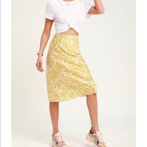 Lulu’s Mustard yellow satin leopard skirt